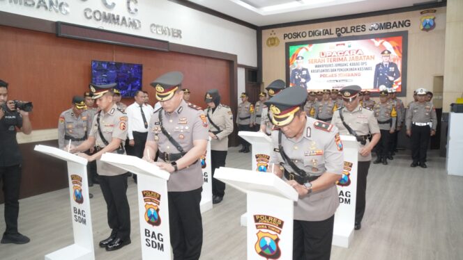 
Penyegaran Rotasi Pejabat Strategis, Polres Jombang Gelar Sertijab