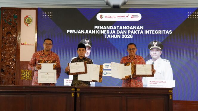 
Deklarasi Anti Korupsi, Pemkab Mojokerto Tandatangani Pakta Integritas dan Perjanjian Kinerja