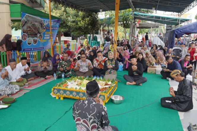 
Tradisi Ruwah Deso Lingkungan Balongrawe, Ning Ita Ajak Warga Perkuat Gotong Royong dan Lestarikan Budaya