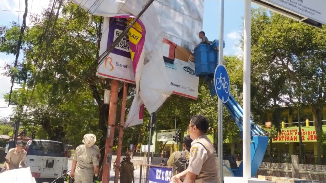 
Tiga Hari Dibentuk, Satgas Infrastruktur Jember Langsung Tertibkan Reklame Ilegal di Jalur Protokol