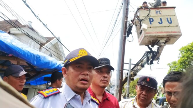 
Satgas Kembali Beraksi, Kabel Ilegal di Tiang PJU Ditertibkan