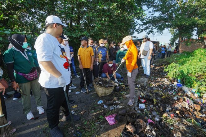 
Dukung Gerakan Indonesia ASRI, Pemkot Mojokerto Gelar Aksi Kerja Bakti Massal Serentak