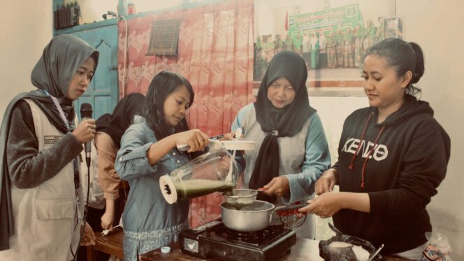 
Dari Pekarangan Jadi Peluang: Mahasiswa UNNES GIAT 15 Olah Kelor Jadi Puding Sehat, Lawan Stunting dan Bangkitkan Ekonomi Desa Karangtengah