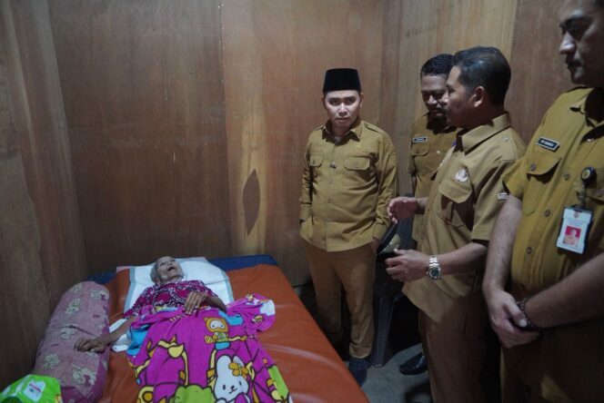 
Tanggapi Laporan Warga Via Sosmed, Gus Bupati Besuk Warga Lansia Penderita Paralisis di Tanjungkenongo