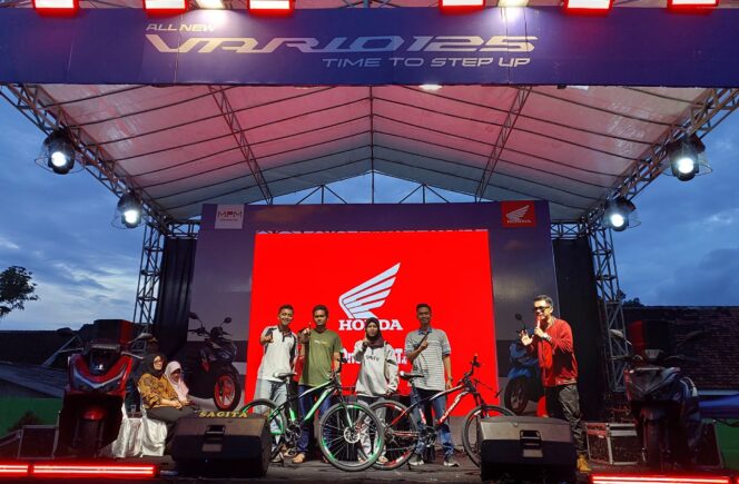 
Antusias Disaksikan Konsumen, Grand Prize Honda PCX160 Jatuh ke Tangan Warga Jember