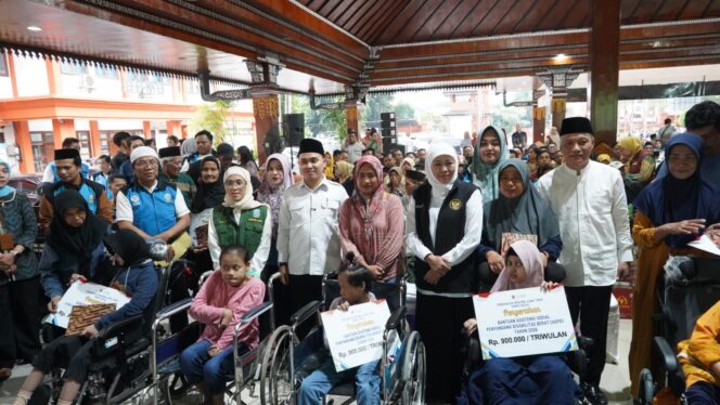 
Kunker ke Mojokerto, Gubernur Jatim Resmikan SPAM Mojolagres dan Serahkan Bansos bagi Pilar Kesejahteraan Sosial