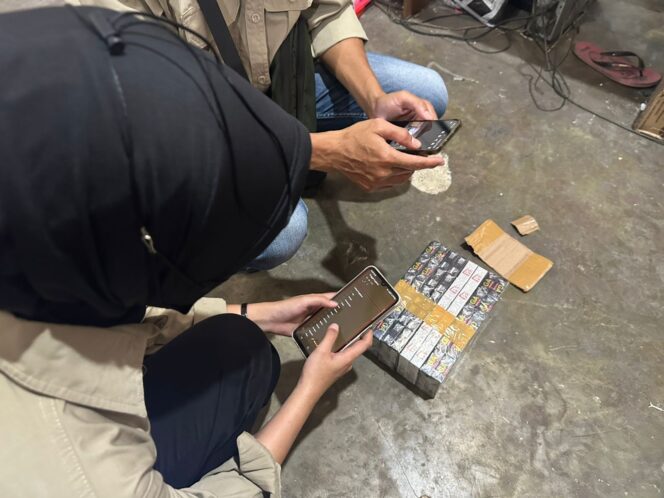 
Satpol PP–Bea Cukai Sita Ribuan Rokok Ilegal di Rembang dan Bangil