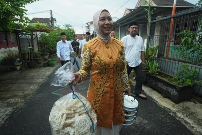 
Silaturahmi Wali Kota Mojokerto ke Rumah Warga Untuk Bukber Puasa Dalam Giat Rantangan Ning Ita