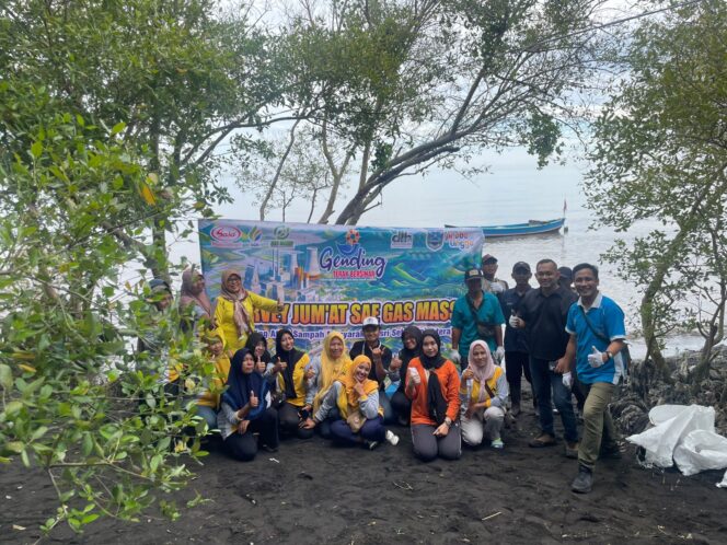 
HPSN 2026, Sejumlah Elemen Masyarakat di Probolinggo Kompak Gelar Bersih-bersih Pantai