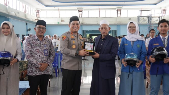
Kapolres Jombang Ajak Pelajar Siapkan Diri Menyongsong Visi Indonesia Emas 2045 dan Hindari Kenakalan Remaja