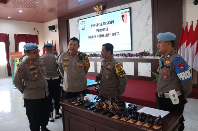 
Polres Mojokerto Kota Gelar Giat Gaktibplin, Pemeriksaan Tes Urine dan Senpi Personel