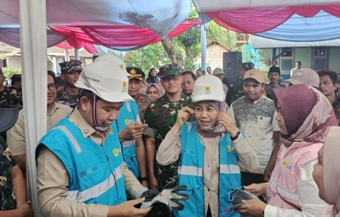 
Bupati Fawait Umumkan Program Pemasangan Meteran Listrik Gratis untuk Warga Jember