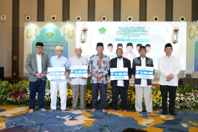 
Wujudkan Religiusitas yang Socially Impactful di Bulan Ramadan, Diktis Kemenag Salurkan Santunan untuk Yatim Piatu