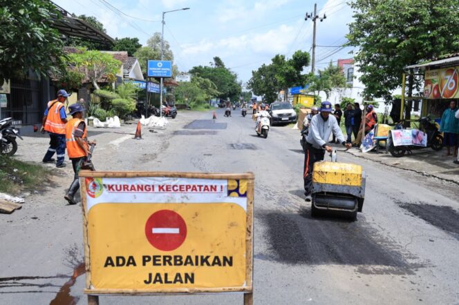 
Gerakan Indonesia Asri Bergerak di Jember, Tim URC Tambal Jalan Berlubang di 10 Titik