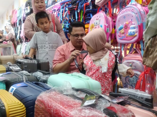 
Kades Sidomulyo Pernah Rasakan Jadi Anak Yatim, Kini Ajak 129 Anak Belanja Lebaran 