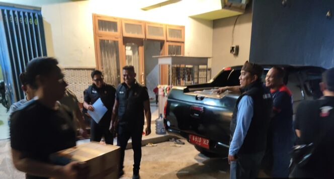 
Satpol PP Kabupaten Probolinggo Grebek Penjual Miras Dekat Pondok Pesantren