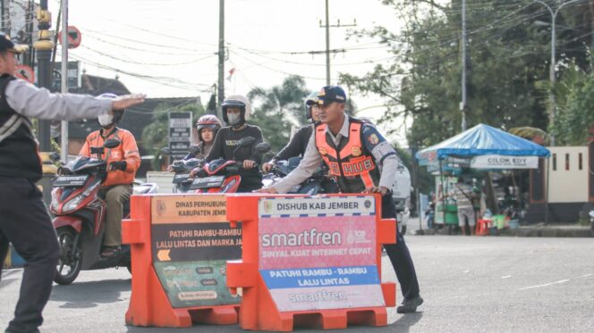 
Jelang Buka Puasa Kerap Macet, Dishub Jember Berlakukan Sistem Satu Arah di Kawasan Kampus