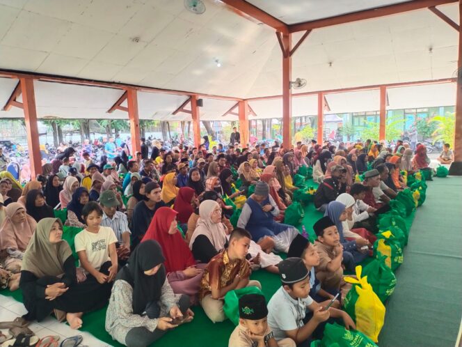 
Berkah Ramadhan, Karang Taruna dan Baznas Kabupaten Probolinggo Salurkan Zakat Fitrah dan Sembako Bagi 400 Korban Banjir