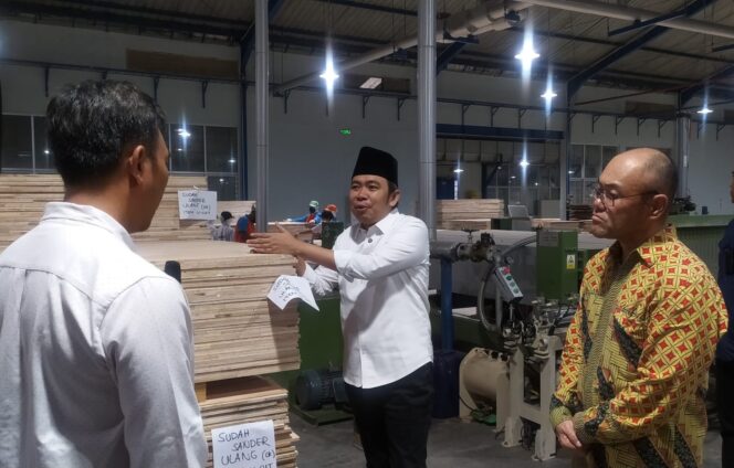 
Tinjau Pabrik Jepang di Jember, Fawait Mulai Tinggalkan Mobil Dinas Pribadi