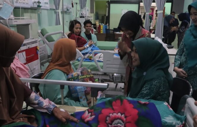 
Ning Ghyta Kunjungi RSD Kalisat, 500 Paket Takjil Dibagikan untuk Pasien dan Keluarga