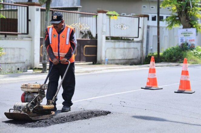
Bupati Fawait Akui “Gemas” Tak Bisa Perbaiki Semua Jalan Rusak di Jember