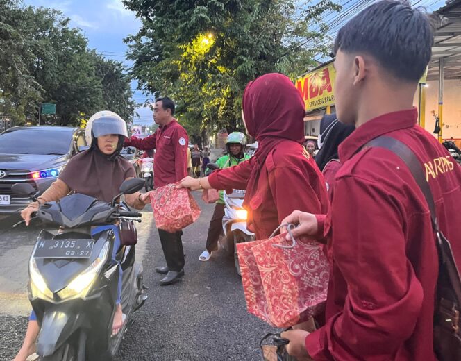 
Kabarpas Bagikan Ratusan Paket Takjil ke Warga dan Ojek Online