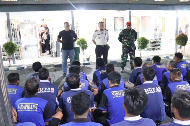 
Tingkatkan Pengamanan Jelang Idul Fitri, Rutan Kraksaan Gelar Razia Gabungan TNI-Polri