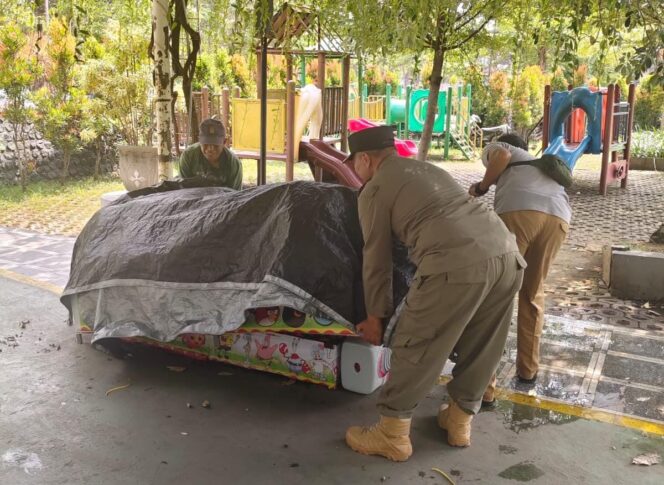 
Penertiban PKL Alun-alun Kraksaan, Satpol PP Kabupaten Probolinggo Kedepankan Pendekatan Humanis