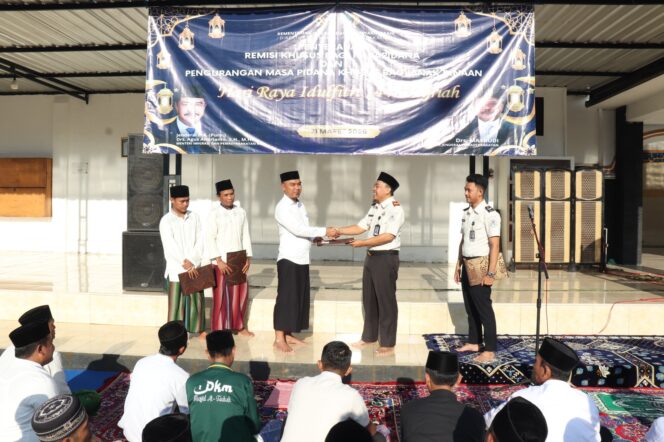 
174 Warga Binaan Rutan Kraksaan Terima Remisi Lebaran, 2 Langsung Bebas