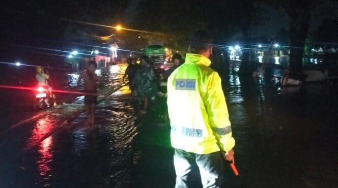 
Jalur Pantura Pasuruan Lumpuh Terendam Banjir, Kendaraan Dialihkan ke Tol