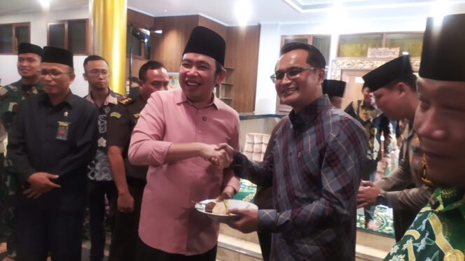 
Bupati Fawait Tanggapi Santai Polemik Bunga Desaku: “Tidak Semua Harus Saya Komentari”