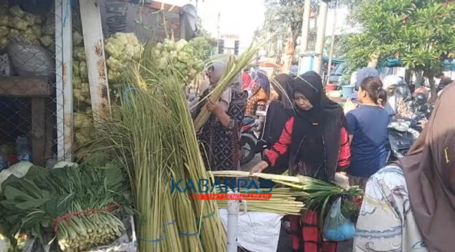 
Jelang Lebaran Ketupat, Penjual Janur di Pasar Besar Pasuruan Raup Omzet Jutaan Rupiah