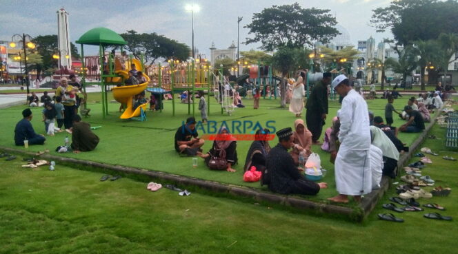 
Alun-Alun Kota Pasuruan Jadi Primadona Wisata Murah Meriah di Libur Lebaran