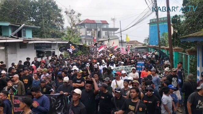 
Ribuan Warga Demo Tolak Real Estate di Lereng Arjuno