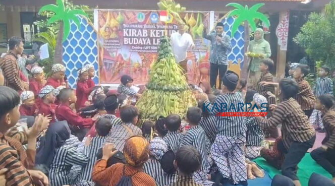 
SDN Randusari Pasuruan Gelar Kirab 500 Ketupat 