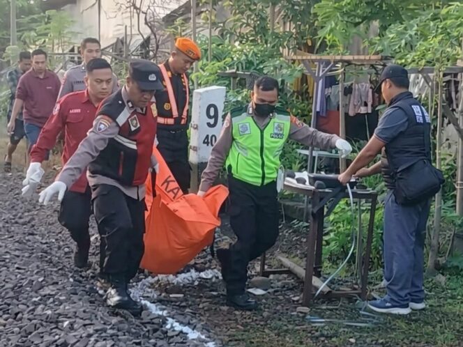 
Wanita Tewas Mengenaskan Terlindas Kereta Api di Pasuruan