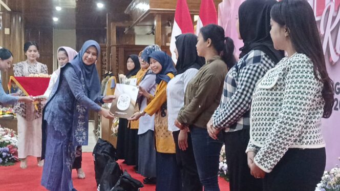 
Peringati Hari Kartini, Setwan DPRD Jatim Beri Tali Asih ke 62 ‘Kartini Masa Kini’