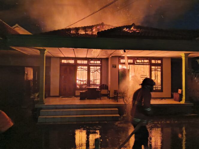 
Rumah Salon Rias Pengantin di Pasuruan Ludes Terbakar