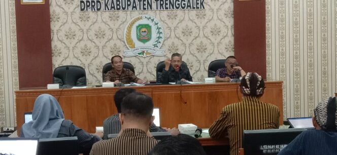 
Pansus III DPRD Trenggalek Kebut Raperda Fasilitasi Penyelenggaraan Ponpes dan Madrasah