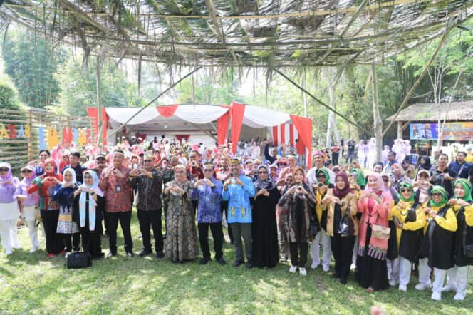
Dari Pasar Lumpur Ledokombo, Festival Egrang Tanoker Perkuat Budaya dan Ekonomi Warga