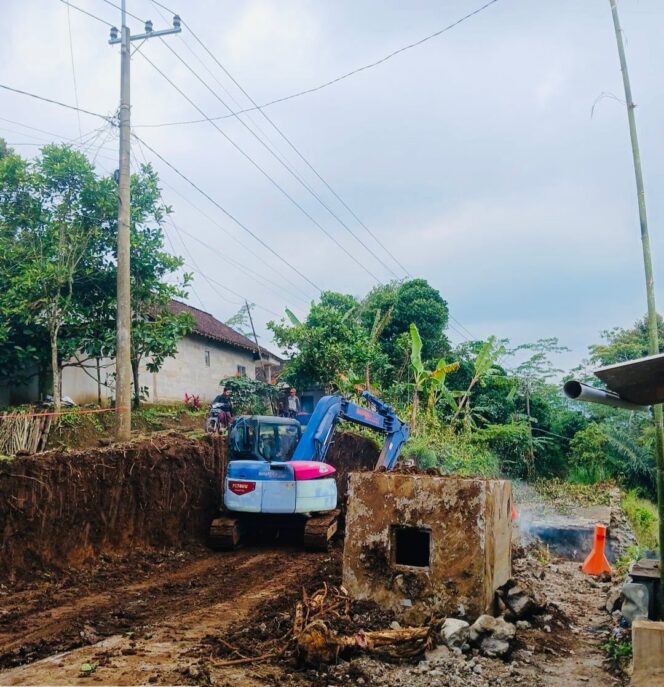 
Perbaikan Jalur Longsor Tiris Direncanakan Awal 2027, Tokoh Masyarakat Swadaya Bangun Jalur Alternatif
