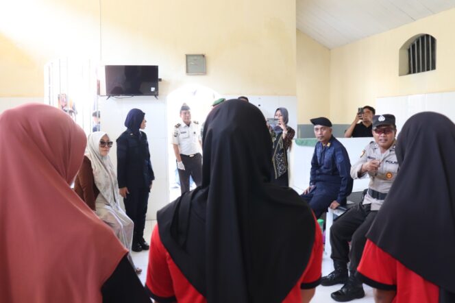 
Rutan Kraksaan Gandeng TNI-Polri Razia Blok Wanita Bebas Narkoba