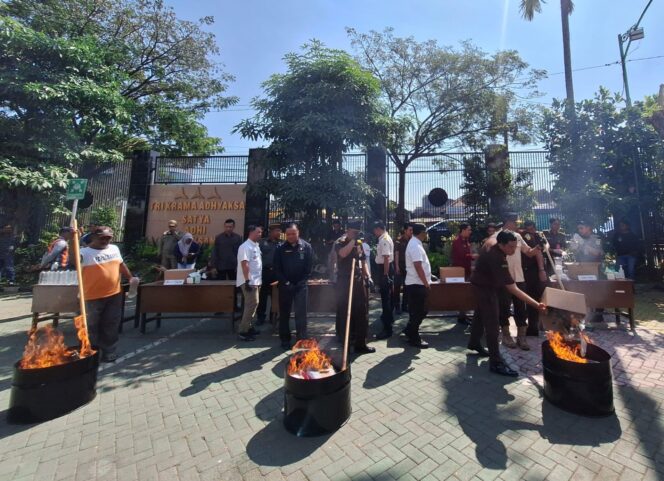 
Musnahkan Barang Bukti 86 Perkara, Kejari Kabupaten Pasuruan “Sapu Bersih” Narkotika hingga Miras