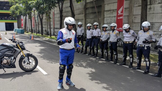 
MPM Honda Jatim Perkuat Sinergi dengan Dishub Kota Surabaya dan BPTD Lewat Edukasi Safety Riding untuk Petugas Lapangan
