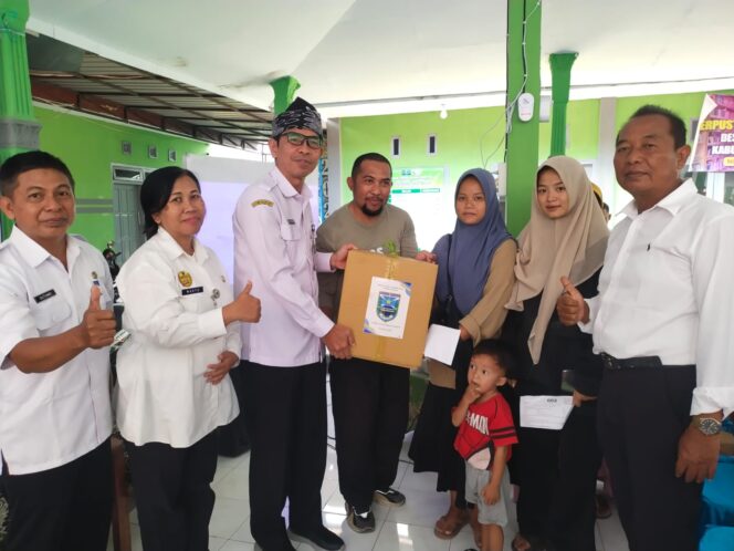 
Tekan Angka Stunting, DKP Kabupaten Probolinggo Salurkan Bantuan Beras Fortifikasi