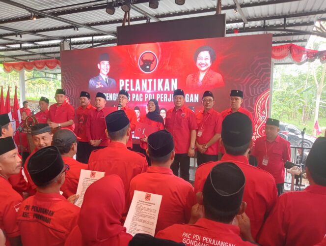 
Lantik PAC PDI Perjuangan se-Pasuruan Raya, Deni Wicaksono Intruksikan Pengurus Sentuh Akar Rumput Melalui Digital 