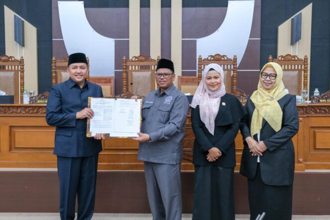 
Eksekutif-Legislatif Satu Suara, Tiga Raperda Non-APBD Resmi Dok Jadi Perda