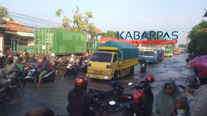 
Jalur Pantura Tambakrejo Pasuruan Lumpuh Total Akibat Banjir, Puluhan Motor Mogok
