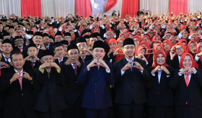 
Lantik 734 Kepala Sekolah, Bupati Fawait Minta Ada Terobosan dalam Waktu 6 Bulan 
