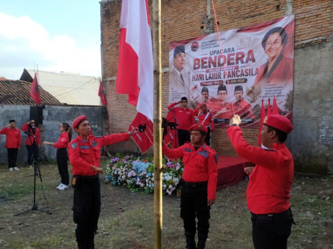 
Dari Lahan Sempit di Mangli, PDIP Jember Ajak Publik Merefleksikan Pancasila